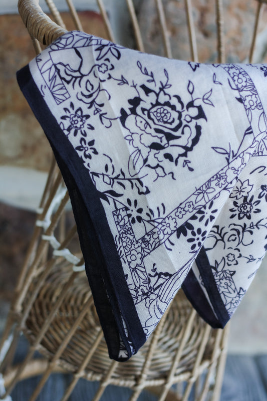 Outlined Scarf