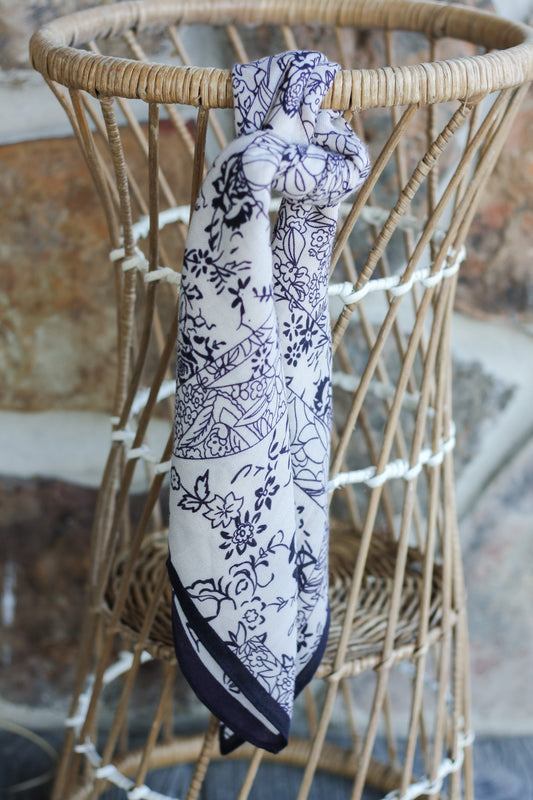 Outlined Scarf